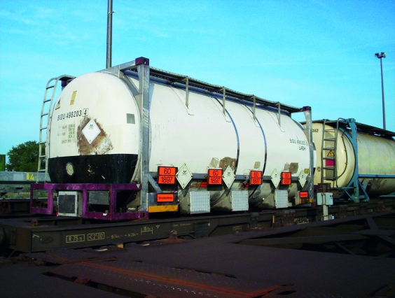 4-Kammer-Tankcontainer mit korrekter Gefahrgutkennzeichnung