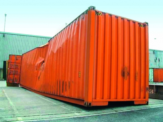 Stark beschädigter Container